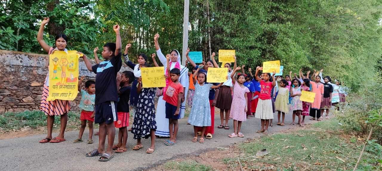 Chaibasa News : बच्चों ने रैली निकाल बाल श्रम के दुष्परिणाम बताये