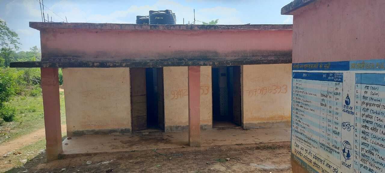 Chaibasa News : सार्वजनिक शौचालय बदहाल, ग्रामीण खुले में जाने को विवश