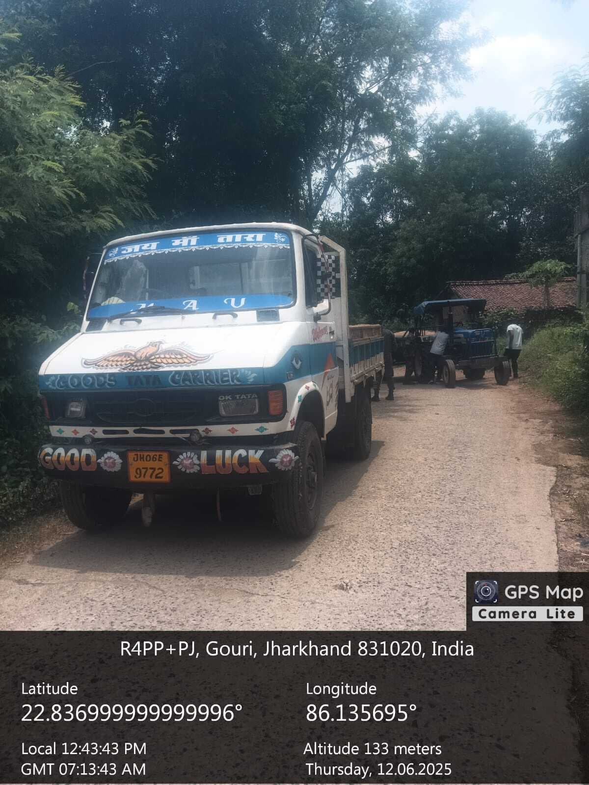 Seraikela Kharsawan News : गौरी नदी घाट से ट्रक और ट्रैक्टर जब्त, कई डोंगियां नष्ट