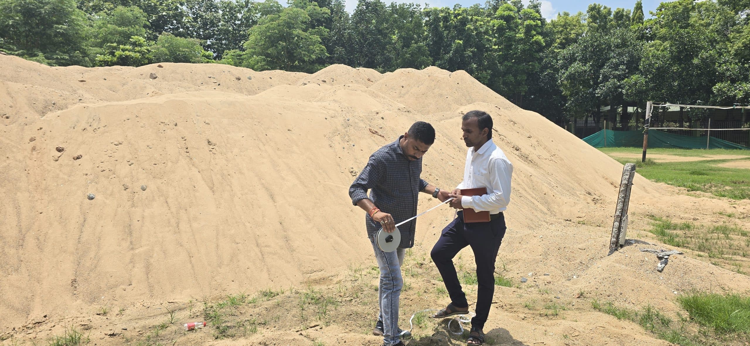 Chaibasa News : स्कूल कैंपस से 44 हजार सीएफटी बालू और 1800 सीएफटी गिट्टी जब्त