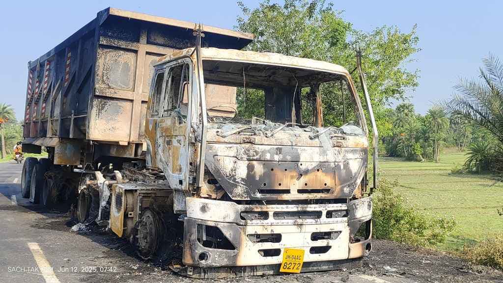 बोआरीजोर-ललमटिया मुख्य मार्ग के बाबूपुर गांव के समीप अपराधियों ने हाइवा फूंका