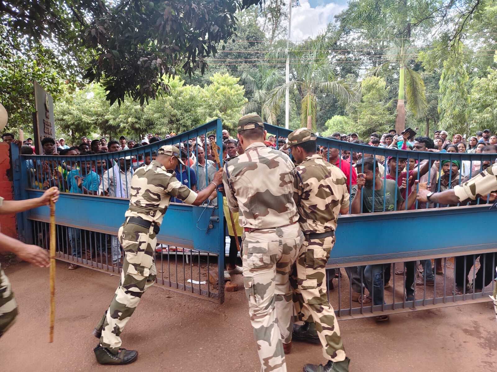 Chaibasa News : मजदूर की मौत से हंगामा 12 घंटे बाद वार्ता में सहमति