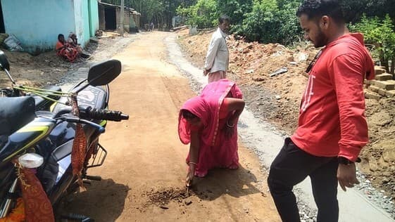 रजौन कला में मिट्टी के ऊपर पीसीसी सड़क की ढलाई से ग्रामीणों में असंतोष