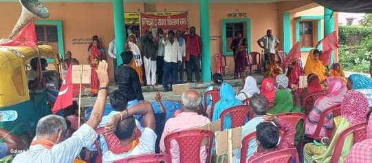 रेलवे के सर्वे का प्रभावित ग्रामीणों ने किया विरोध, दिया धरना