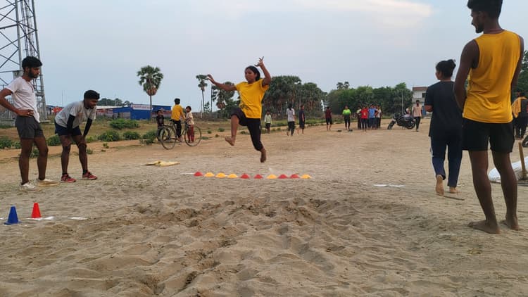 वर्दी के लिए पसीना बहा रहीं बेटियां