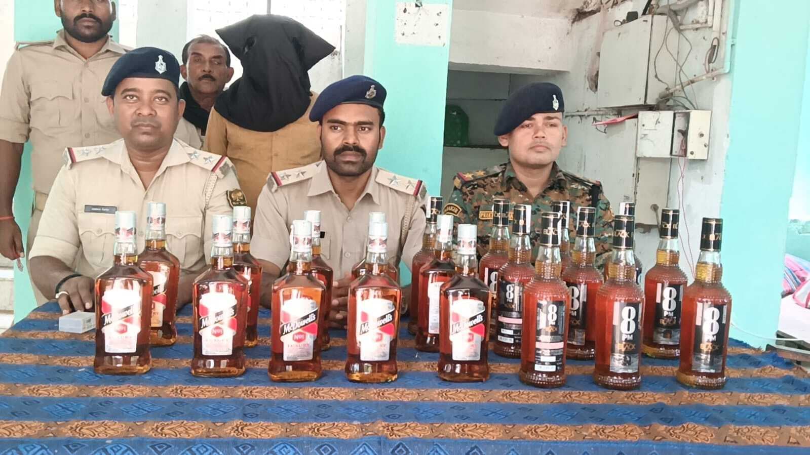 24 बोतल शराब के साथ तस्कर गिरफ्तार