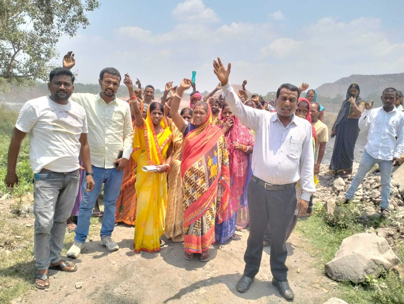 Dhanbad News : एक दर्जन कॉलोनियों में बिजली आपूर्ति ठप, पावर हाउस में लोगों ने किया हंगामा