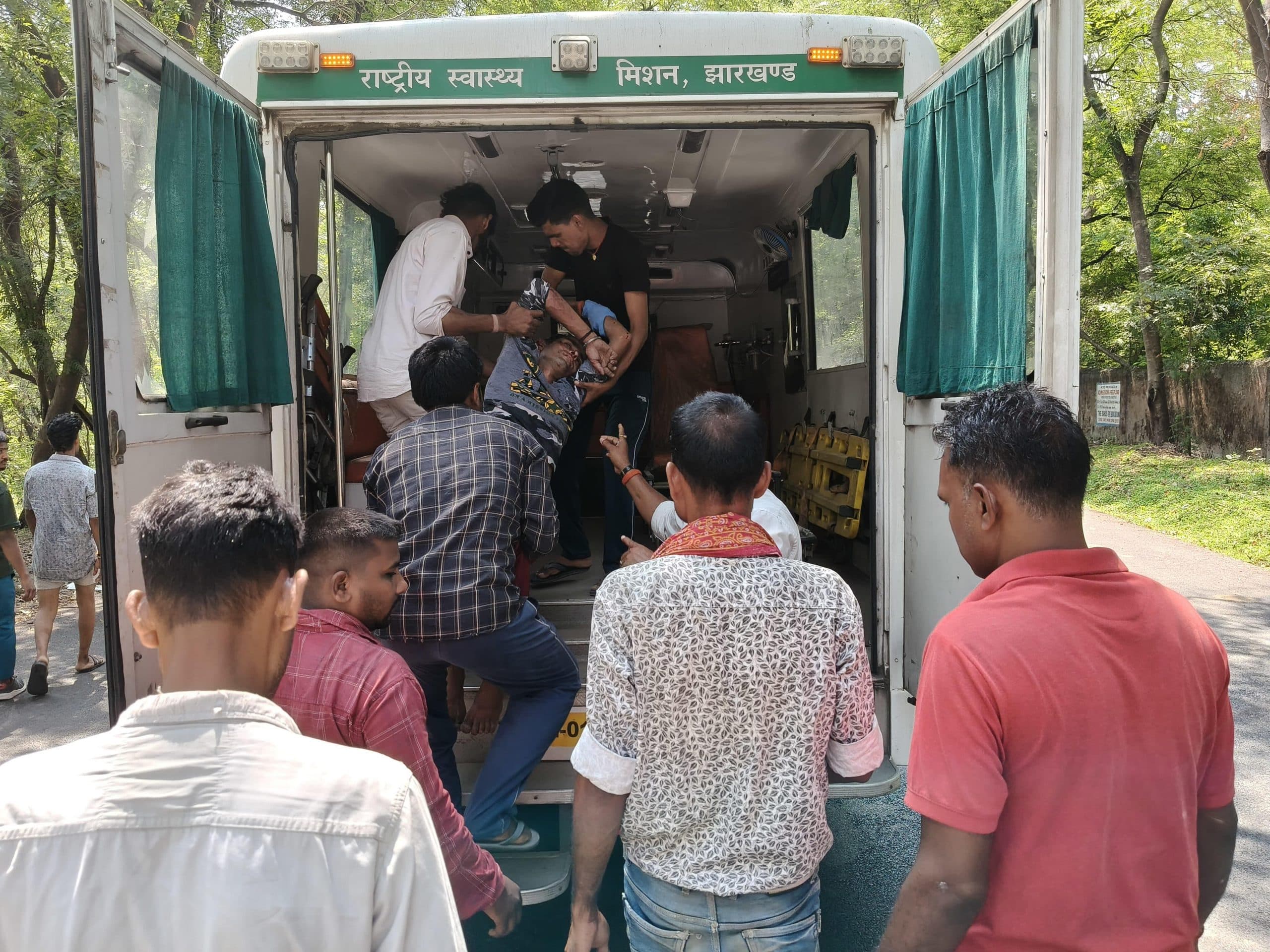 Bokaro News : अज्ञात वाहन की चपेट में आने से युवक गंभीर रूप से घायल