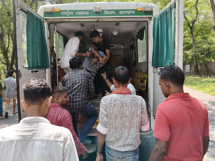 Bokaro News : अज्ञात वाहन की चपेट में आने से युवक गंभीर रूप से घायल