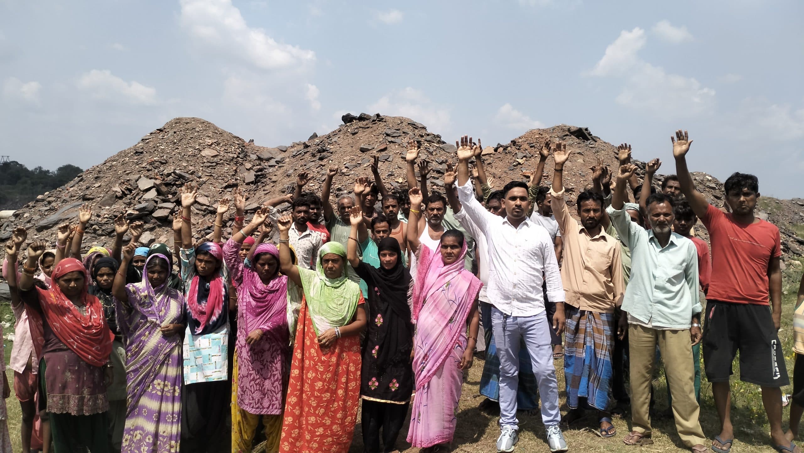 Dhanbad News : हैवी ब्लास्टिंग के खिलाफ प्रदर्शन