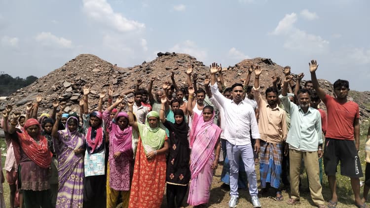 Dhanbad News : हैवी ब्लास्टिंग के खिलाफ प्रदर्शन