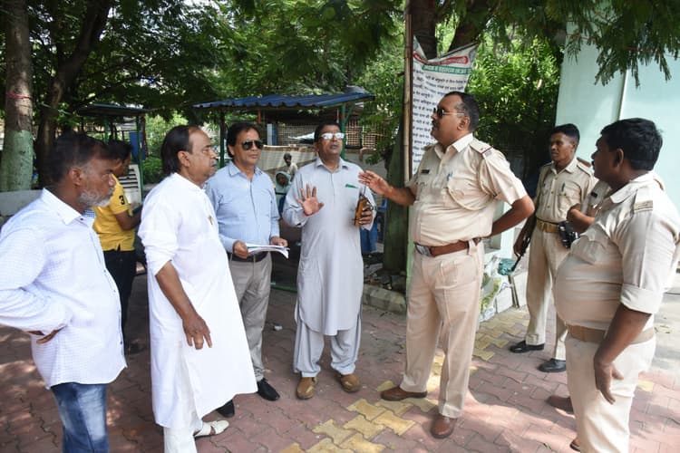 Jamshedpur News : शोहदा ए कर्बला में बोतल फेंकनेवालों पर कार्रवाई की मांग