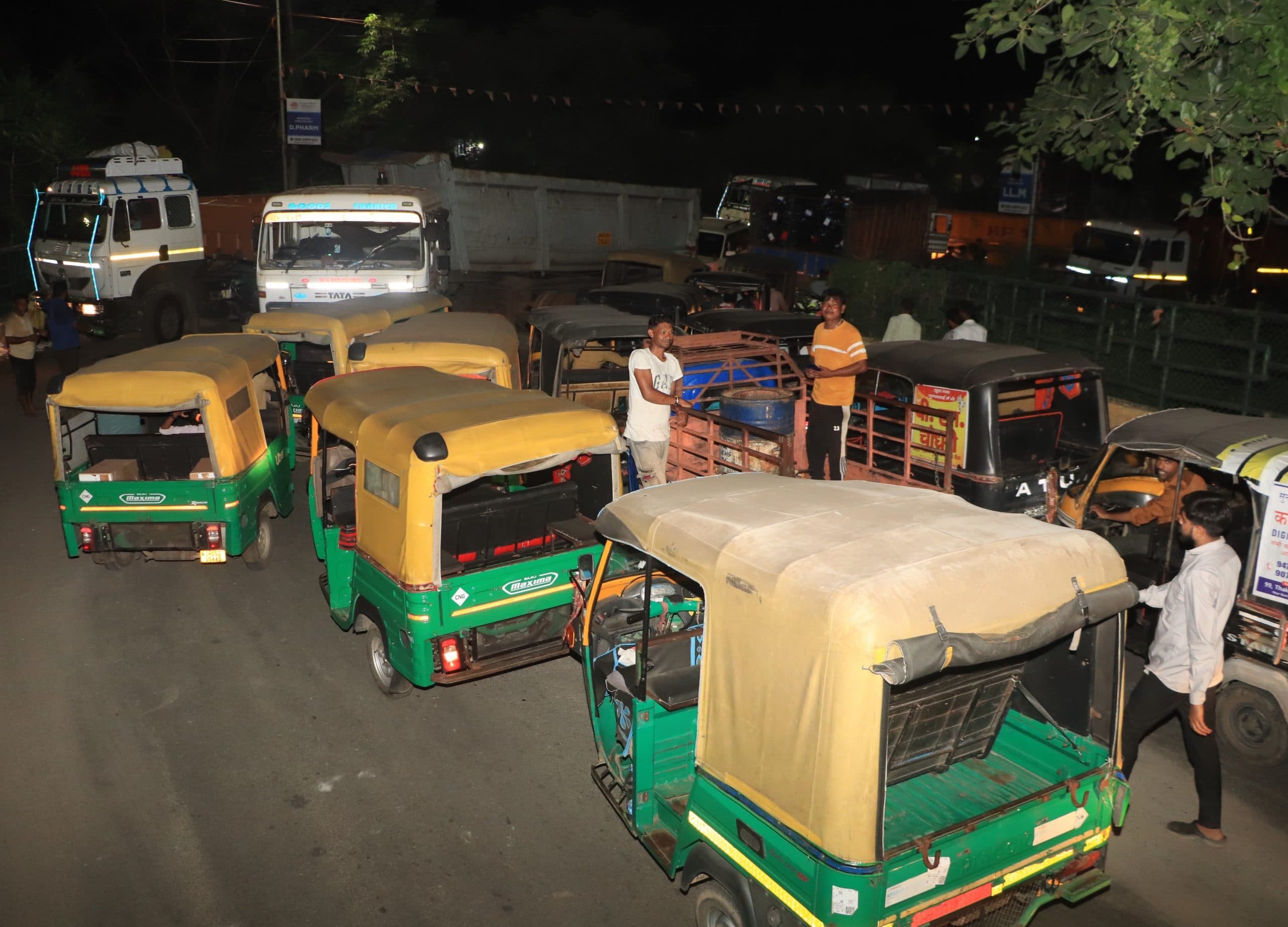 Jamshedpur News : स्टेशन ब्रिज पर ट्रेलर खराब, जाम में फंसे सैकड़ों वाहन