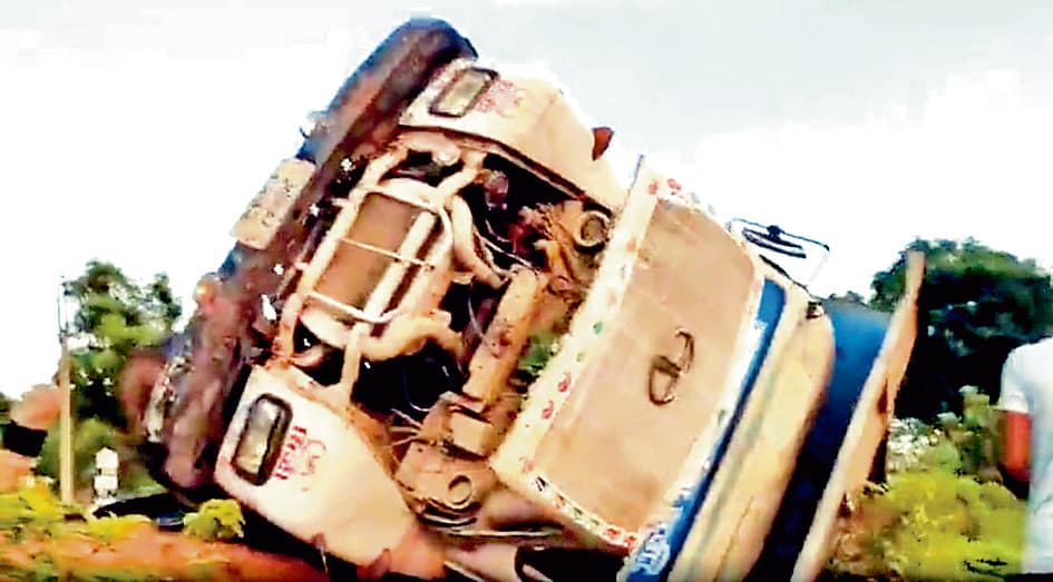 ब्रिज के सामने अनियंत्रित होकर वाहन पलटा, दो जख्मी, यातायात बाधित