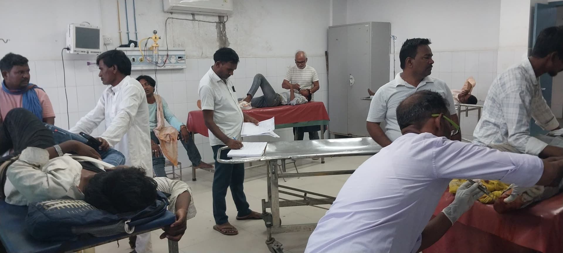 मुशहरवा बाबा के समीप अनियंत्रित होकर पिकअप पलटा, छह बाराती घायल
