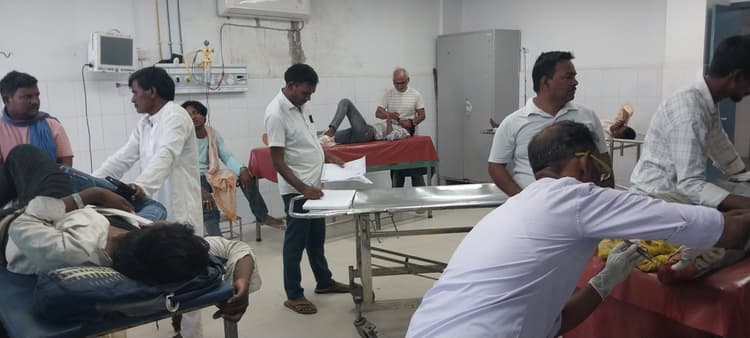 मुशहरवा बाबा के समीप अनियंत्रित होकर पिकअप पलटा, छह बाराती घायल