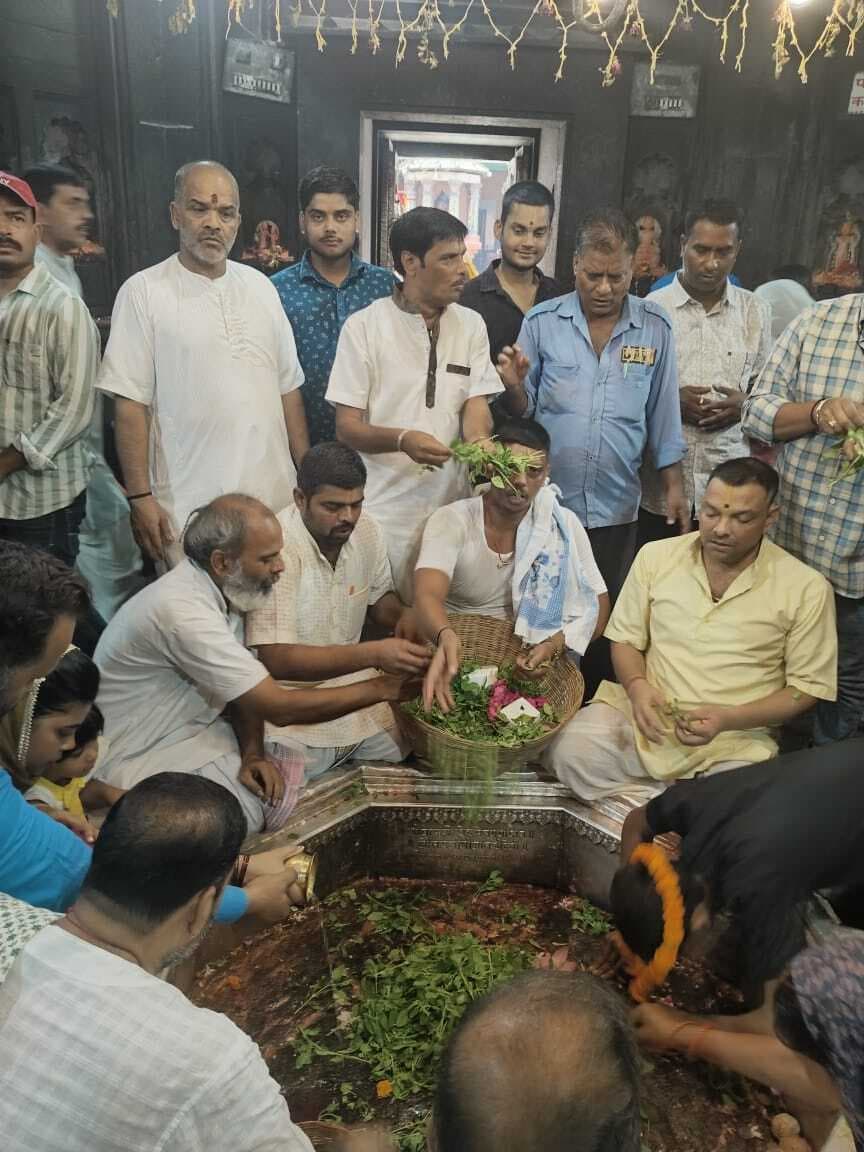 विमान दुर्घटना में दिवंगत लोगों की आत्मा की शांति के लिए तुलसी अर्चना