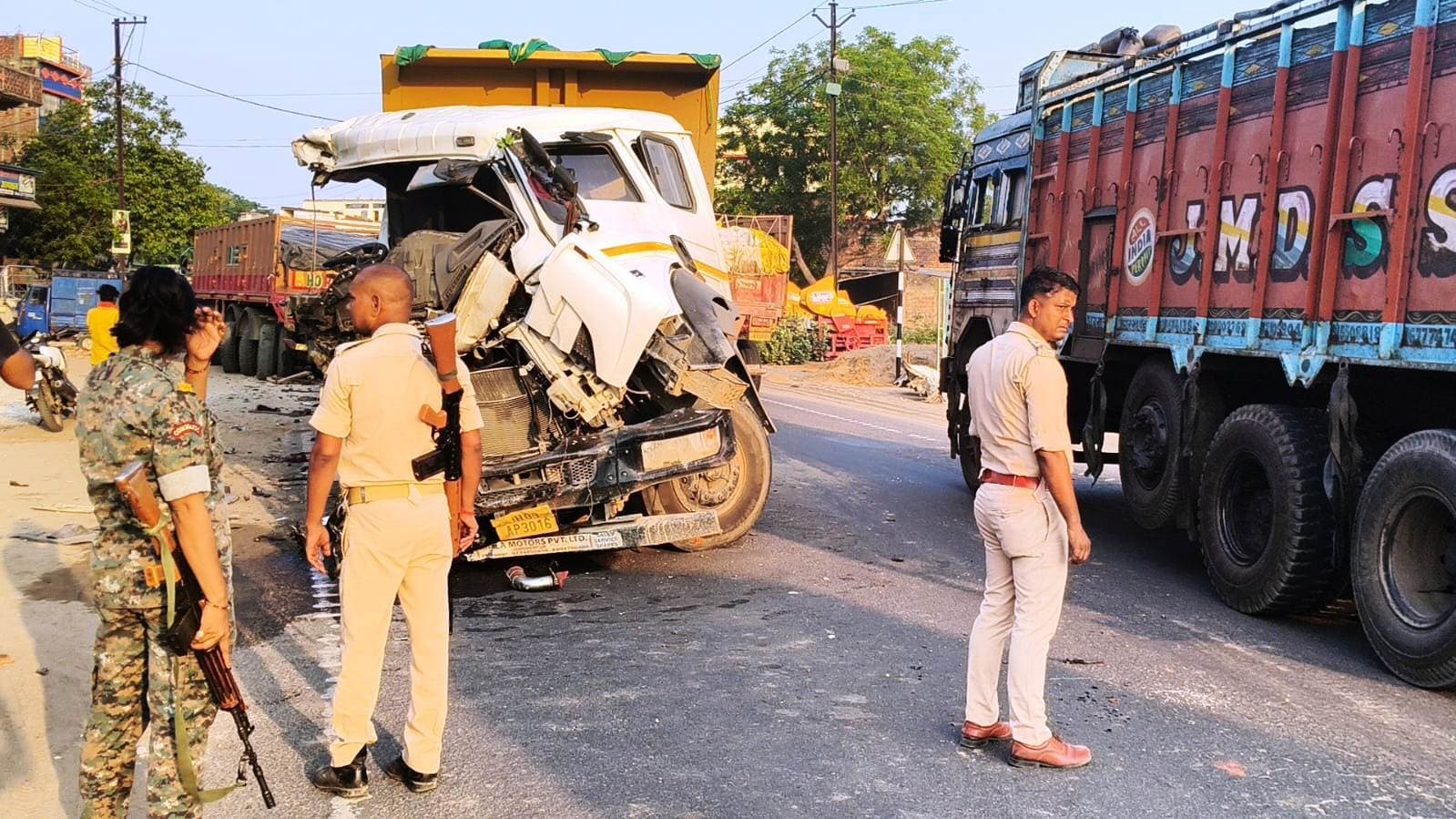 दो ट्रकों में हुई टक्कर, बाल-बाल बचे चालक