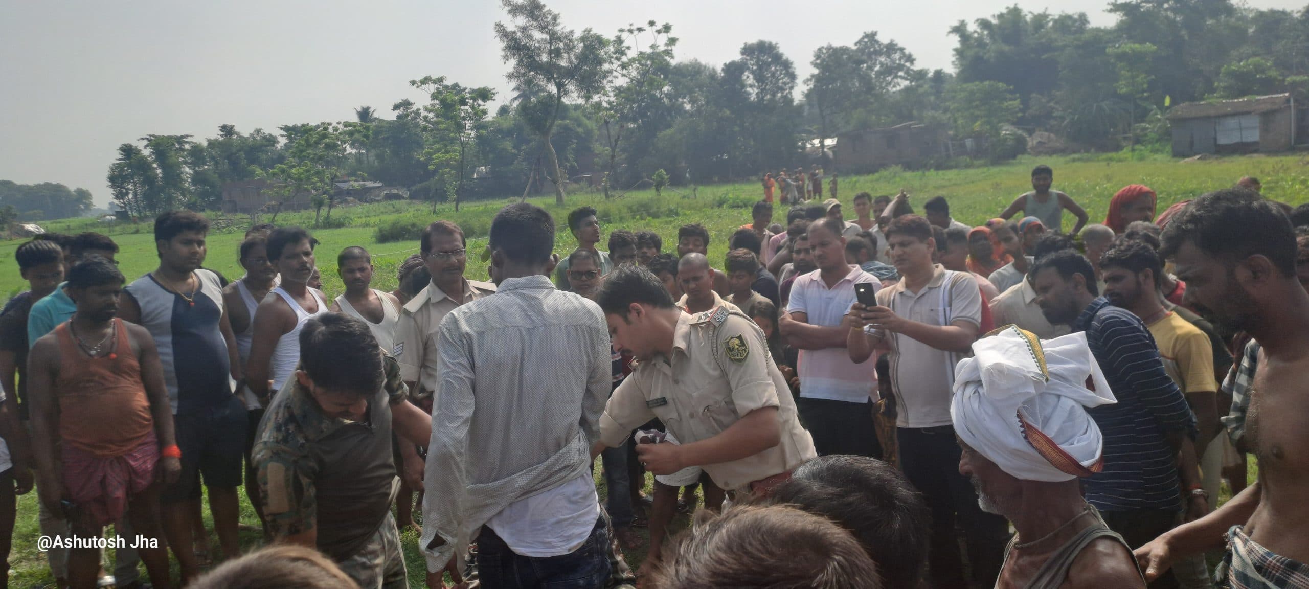 जमीन विवाद के दौरान युवक ने ताना कट्टा, ग्रामीणों ने पकड़ पुलिस को सौंपा