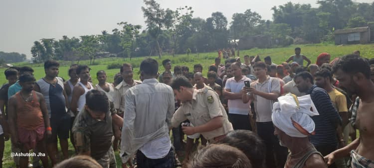 जमीन विवाद के दौरान युवक ने ताना कट्टा, ग्रामीणों ने पकड़ पुलिस को सौंपा