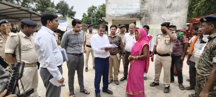 प्रखंड व अंचल कार्यालय का डीएम ने औचक निरीक्षण, लोगों की सुनी समस्या