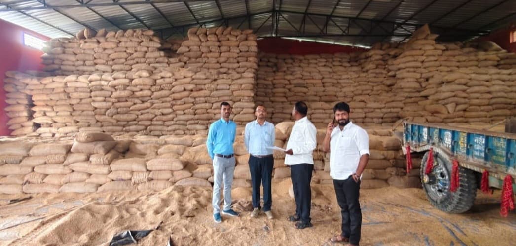 पैक्स व व्यापार मंडल गोदाम में अवशेष धान का किया गया सत्यापन