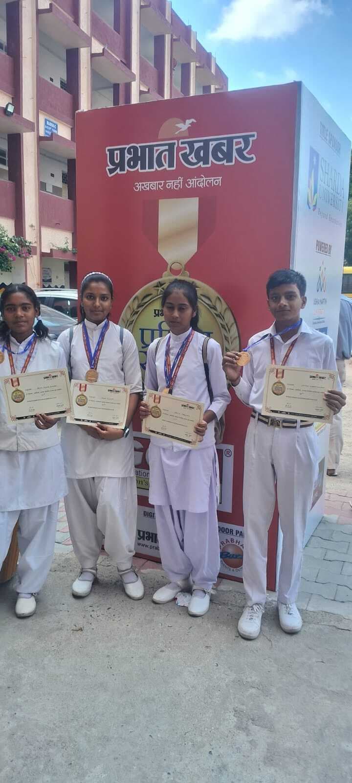 मेधावी विद्यार्थियों को किया गया सम्मानित