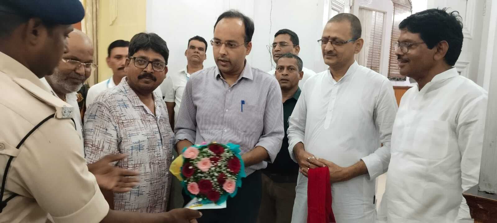 बुके व अभिनंदन पत्र भेंटकर संगठन ने डीएम का किया स्वागत