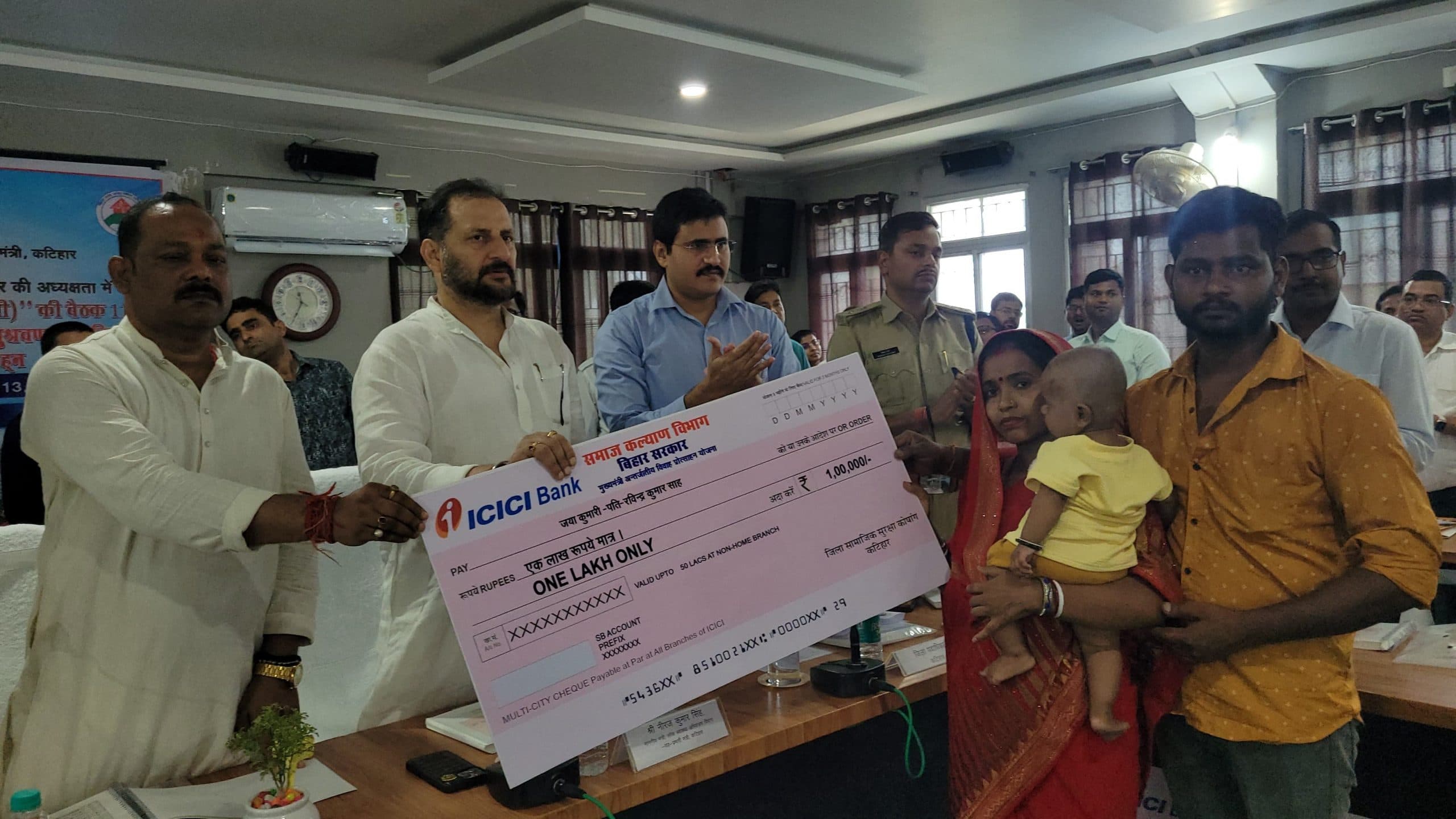 अंतरजातीय विवाह करने वाले चार लोगों को मंत्री ने दिये एक-एक लाख के चेक