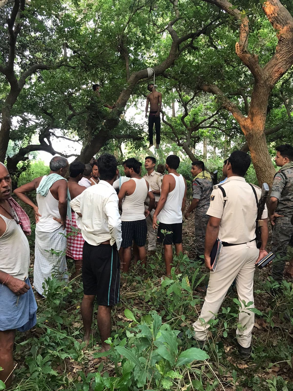 Samastipur News:सरहिला में पेड़ से लटका मिला किशोर का शव