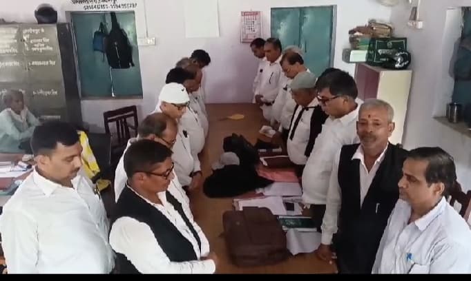 विमान हादसा पर अधिवक्ताओं ने जताया शोक