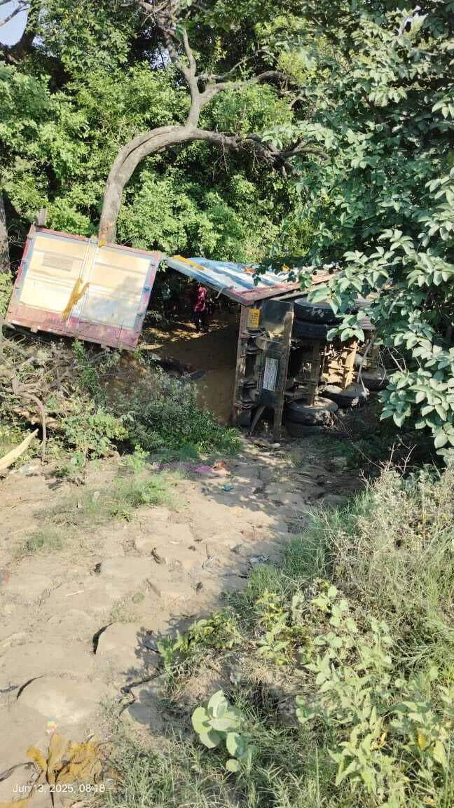 10 फीट नीचे गिरा हाइवा, बाल बाल बचे चालक व खलासी