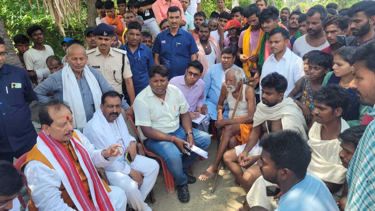 ट्रैक्टर के धक्के से मौत का शिकार बने दो सहोदर भाइयों के परिजनों मिले डिप्टी सीएम