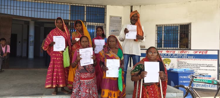 भूमिहीनों को मिली भूमि पर किया कब्जा, लोग पहुंचे अंचल कार्यालय