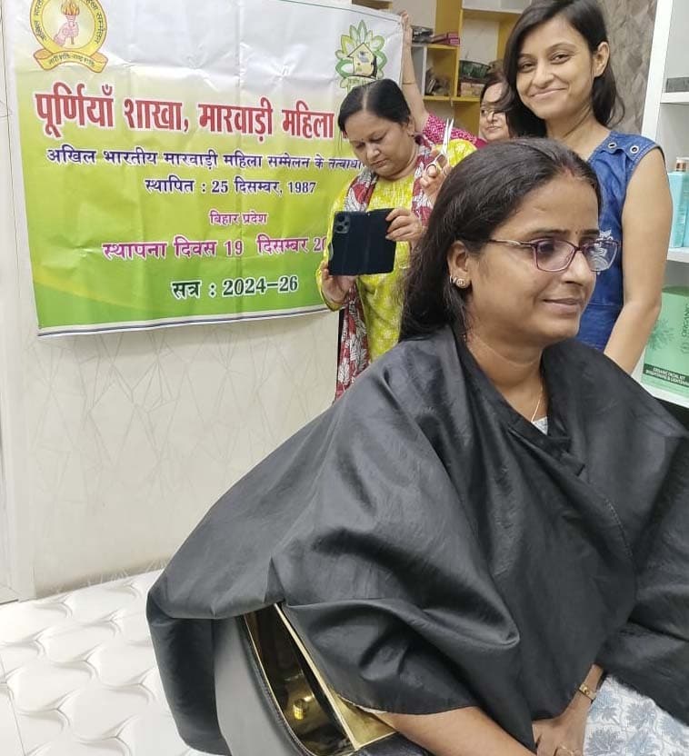 कैंसर मरीजों के लिए दिया 17 इंच लंबे बालों का दान