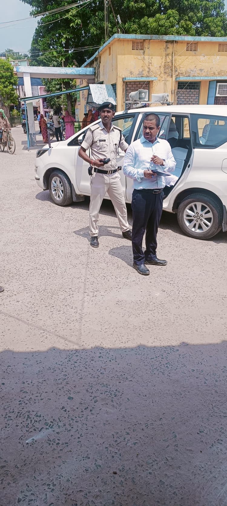 रेफरल अस्पताल का डीएम ने किया निरीक्षण, अव्यवस्था पर जताई  नाराजगी