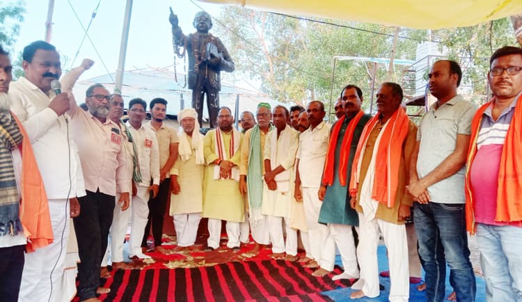 मांगों को लेकर धरने पर बैठे किसानों को लोजपा नेता का मिला समर्थन