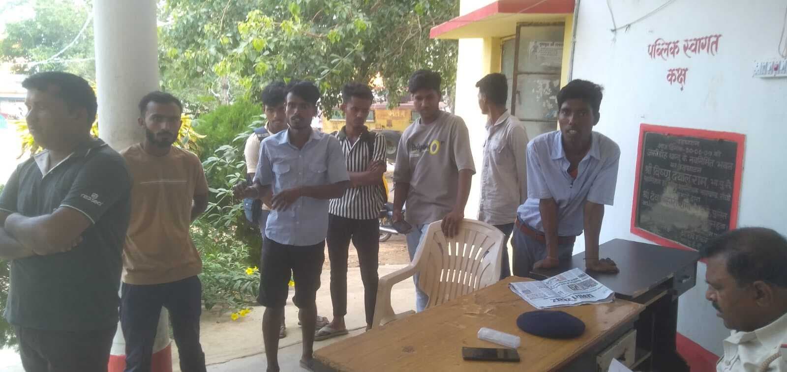 Deoghar News : नौकरी दिलाने के नाम पर ठगी व मारपीट का आरोप, थाने में दी शिकायत