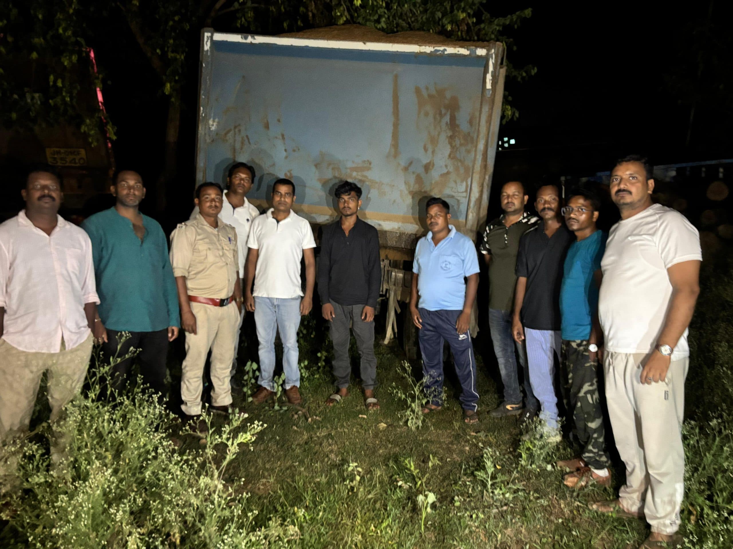 वन विभाग ने बालू लदे हाइवा जब्त किया