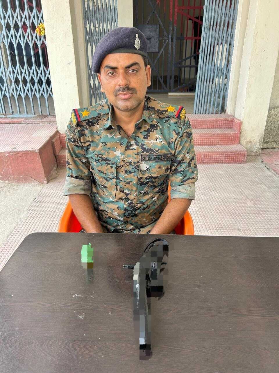 कट्टा व एक खोखा पुलिस ने किया बरामद