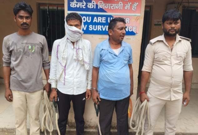 2.517 किलोग्राम गांजा के साथ दो तस्कर गिरफ्तार, फरार महिला तस्कर की तलाश