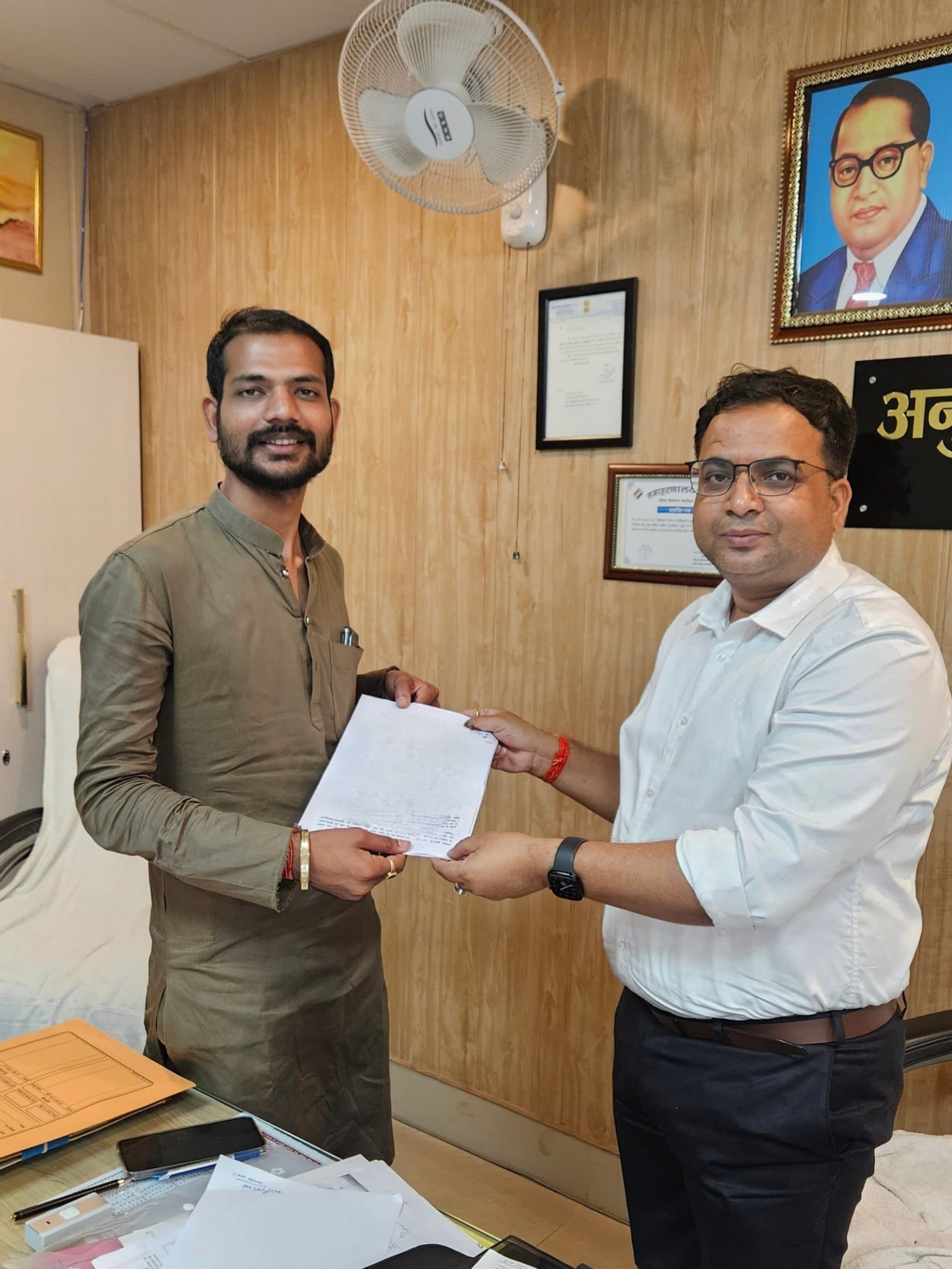 राजद नेता ने एसडीओ को सौंपा ज्ञापन