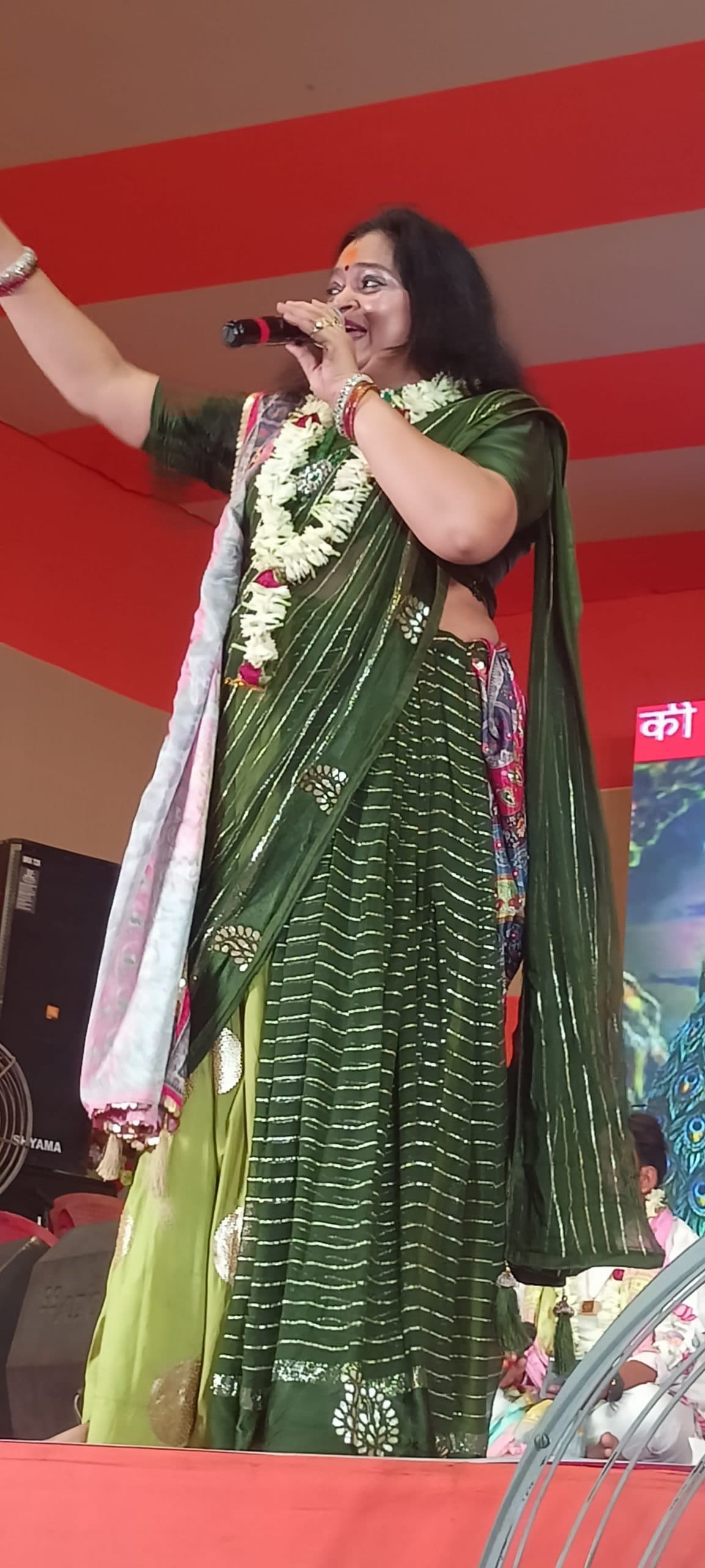 मुझे चरणों से लगाले, मेरे श्याम मुरली वाले...भजन पर झूमे श्रोता