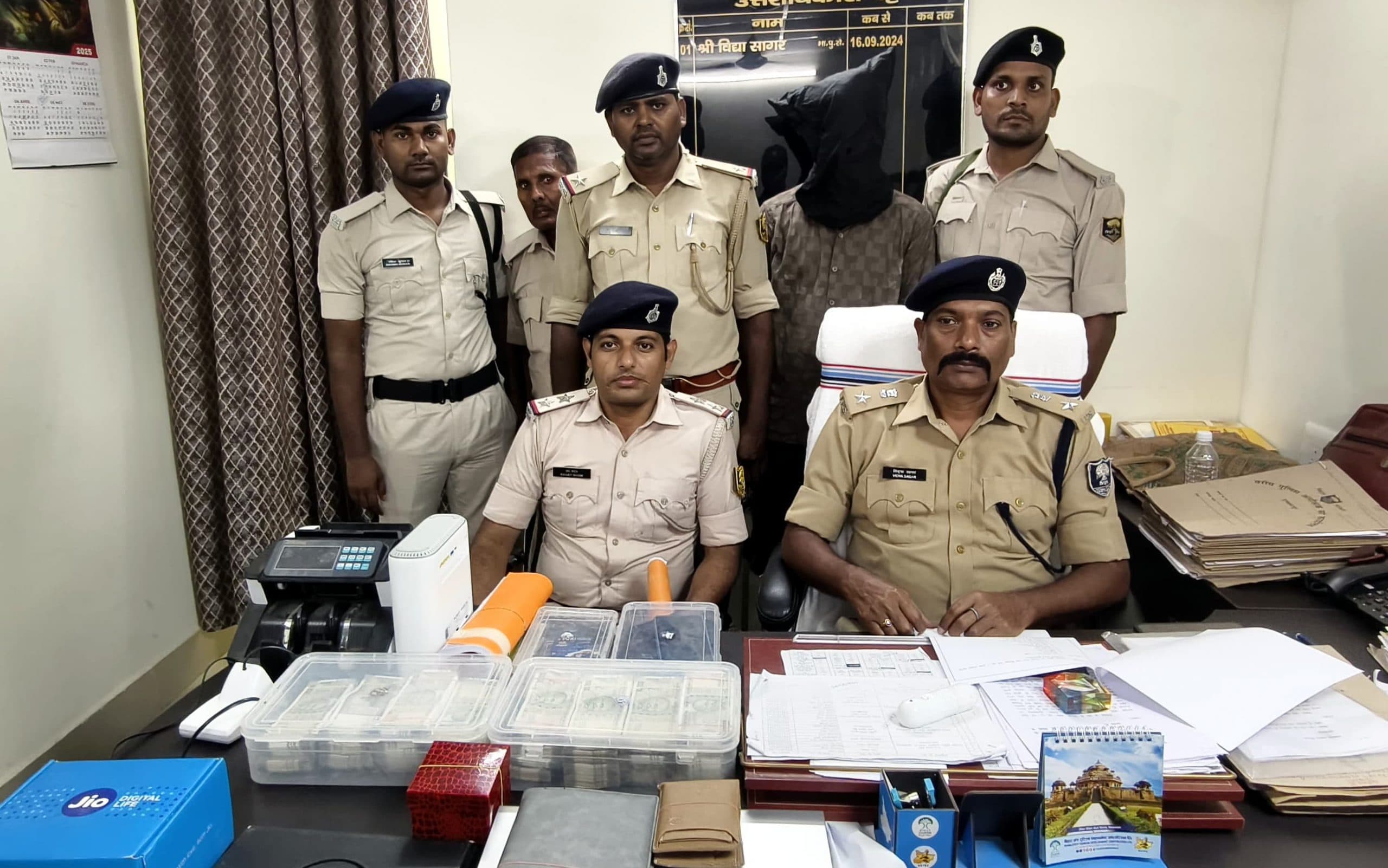 ऑनलाइन फेक ट्रेडिंग व गेमिंग से साइबर फ्रॉड करता था अभिषेक, घर में बना रखा था मिनी बैंक