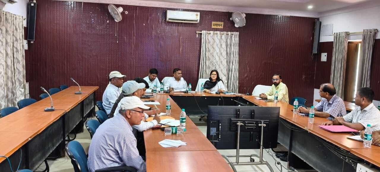 तेज धूप व उमस भरी गर्मी से बीमार हो रहे लोग