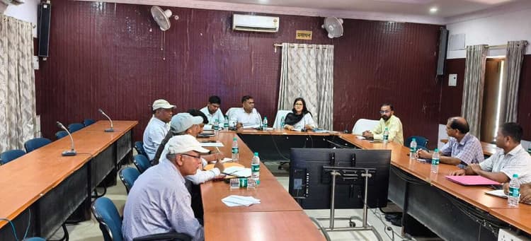 तेज धूप व उमस भरी गर्मी से बीमार हो रहे लोग