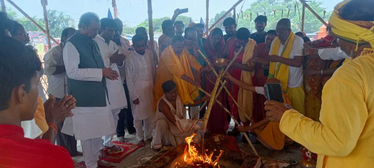 नौ दिवसीय विष्णु महायज्ञ की पूर्णाहुति में पहुंचे पूर्व केंद्रीय मंत्री