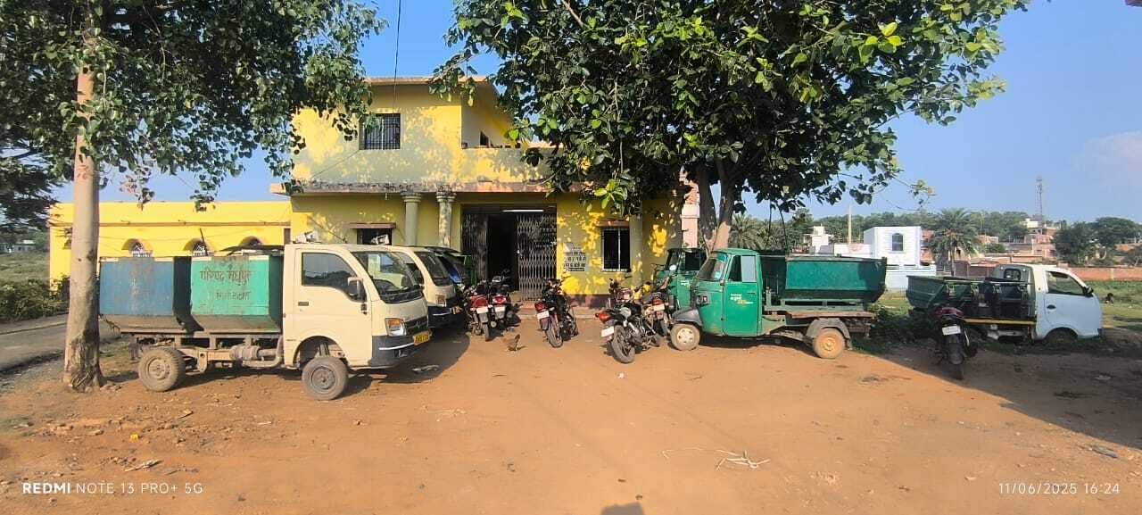 डोर-टू-डोर कचरा उठाने वाले वाहन देखरेख के अभाव में हुए कबाड़