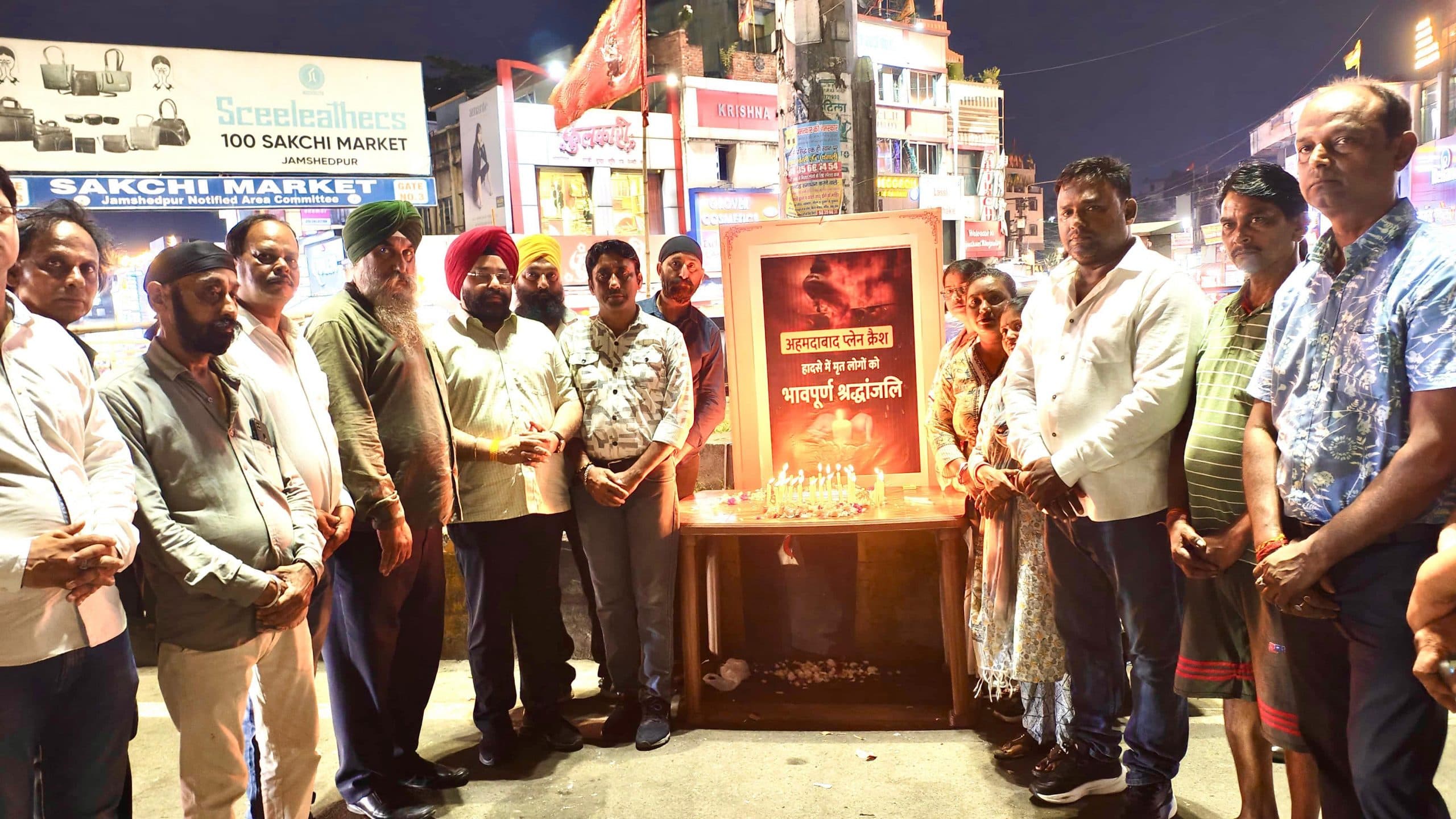 Jamshedpur news. साकची शहीद चौक पर विमान हादसा के मृतकों को दी गयी श्रद्धांजलि