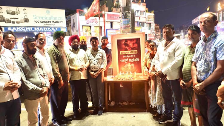 Jamshedpur news. साकची शहीद चौक पर विमान हादसा के मृतकों को दी गयी श्रद्धांजलि